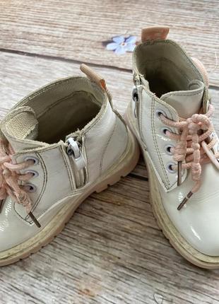 Белые пудровые стильные ботинки ботиночки демисезонные на весну осень для девочки на флисе лакированные10 фото