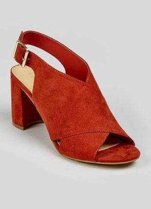 Яскраві босоніжки на прямому підборі