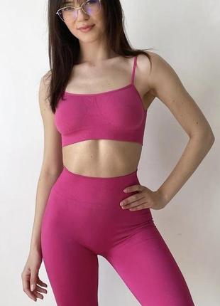 Безшовний топ на тонких брителях колір фуксія
