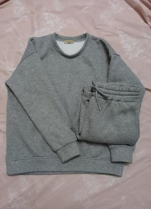 Спортивный костюм женский серый на флисе минимализм