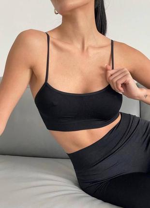 Безшовний топ на тонких брителях