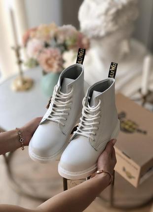 Шикарные белые ботинки dr. martens