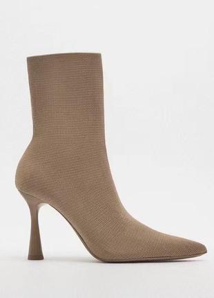 Напівчоботи, панчохи, ботильоны сапоги-чулки zara