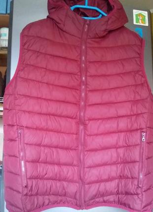 Жилет стеганий теплий с капюшоном розмір 50