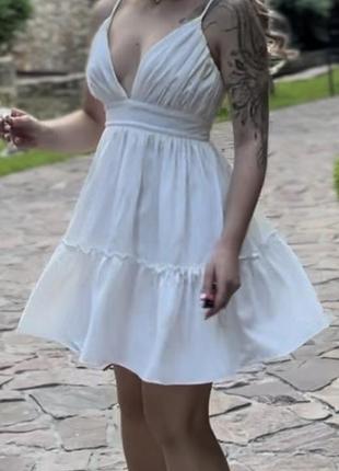 Коктельное платье в белом цвете.