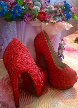 Красные туфли в стразах,камнях,блестящие, в стиле louboutin