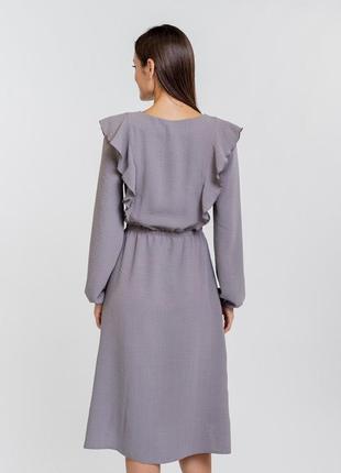 Платье-миди коричнево-серое с длинными рувами и рюшами2 фото