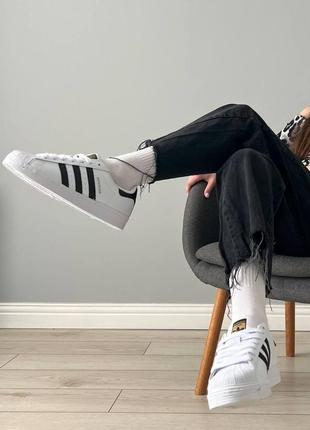 Шикарне стильне жіноче взуття кросівки наложний топ новинка  adidas superstar white black1 фото