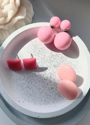 Яскраві сережки яскраво стильні рожеві круглі квадратні тренд 2024 літні