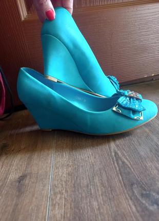 Модные бирюзовые туфли женские.