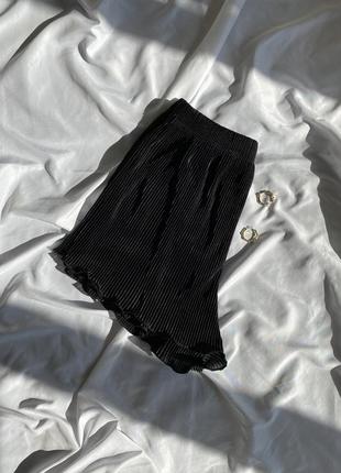 Легкие черные короткие шорты плиссе6 фото