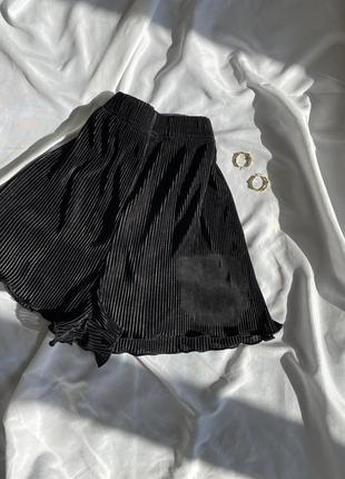 Легкие черные короткие шорты плиссе3 фото