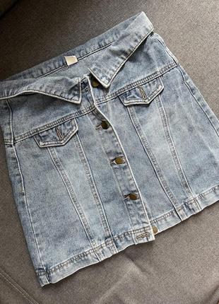 Трендовая джинсовая мини-юбка с воротничком на талии1 фото