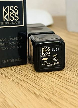 Оригинальный guerlain kisskiss tender matte lipstick матовая помада для губ с эффектом сияния, 16 часов комфорта 940 my rouge5 фото