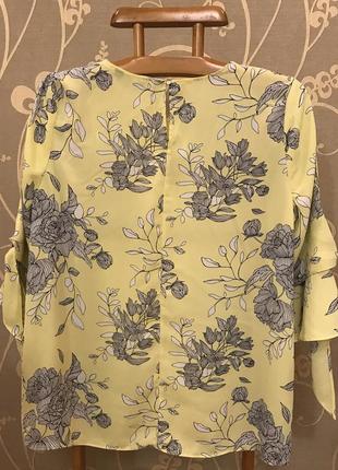 Очень красивая и стильная брендовая блузка в цветах.2 фото