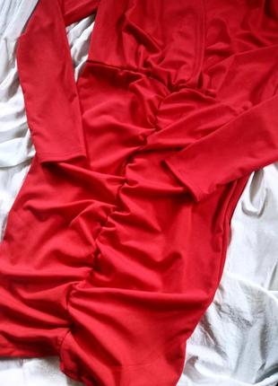 Облегающее красное платье-мини с стильной драпировкой v-образным вырезом4 фото