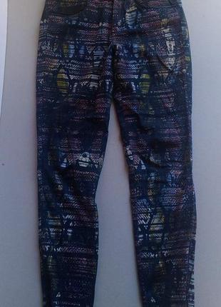 Брюки в принт с кожанными вставками