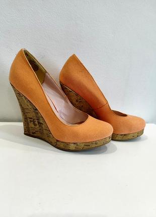 Яркие удобные туфли на танкетке из пробки