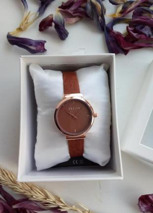 На велюровом ремешке