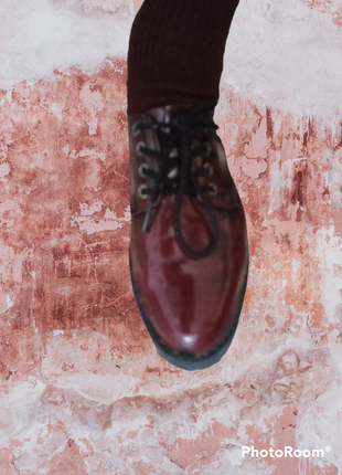 Жіночі туфлі класичні на шнурках бордового кольору зі штучної лакованої шкіри на тракторній підошві розміру 38