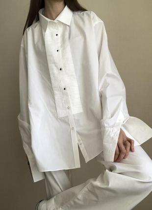 Белая классическая рубашка с крупными манжетами праздничная оверсайз8 фото