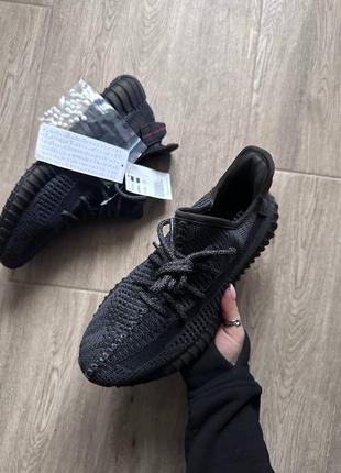 Круті чоловічі та жіночі кросівки adidas yeezy boost 350 v2 black ref чорні з рефлективними шнурками2 фото