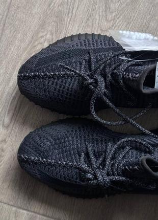 Крутые мужские и женские кроссовки adidas yeezy boost 350 v2 black ref чёрные с рефлективными шнурками4 фото