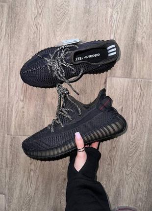 Крутые мужские и женские кроссовки adidas yeezy boost 350 v2 black ref чёрные с рефлективными шнурками3 фото