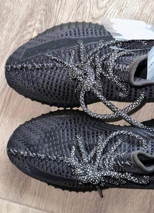 Круті чоловічі та жіночі кросівки adidas yeezy boost 350 v2 black ref чорні з рефлективними шнурками5 фото