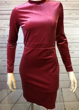 Велюровое платье с открытой спинкой