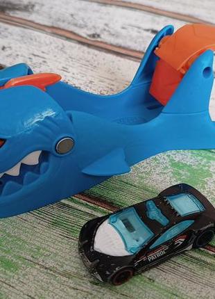 Набор hot wheels ускоритель с машинкой shark launcher city