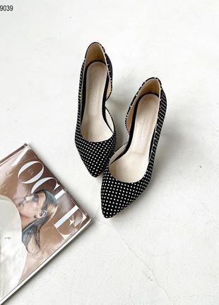 Изысканные туфли лодочки на невысоком каблуке замшевые черные в горошек бежевые2 фото