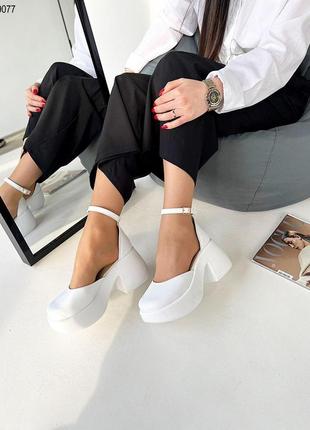 Шикарні туфлі на підборах та платформі