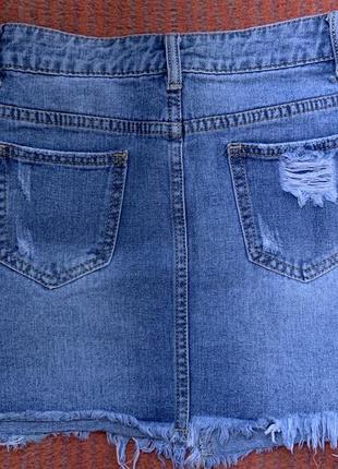Стильная джинсовая юбка с потёртостями и стразами3 фото