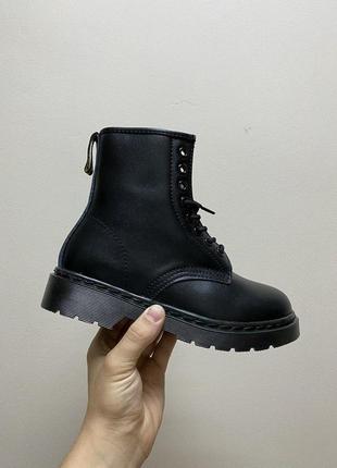 Зимние ботинки на платформе dr. martens из кожи в черном цвете (36-40)💠1 фото