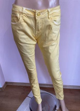 Желтые хлопковые зауженные джинсы с эластами /m / brend azerty paris состояние новых