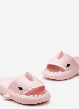 Розовые шлепанцы акулы