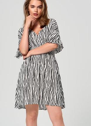Платье с v образным вырезом. легкое платье.sinsay