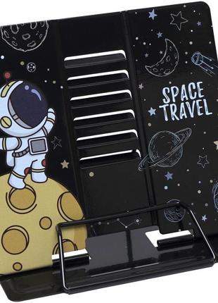Підставка для книг "космонавт на місяці" Бетховенс-8211 металева (від 3)