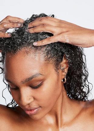 Скраб для тіла та волосся  ouai cleansing scalp & body sugar scrub8 фото