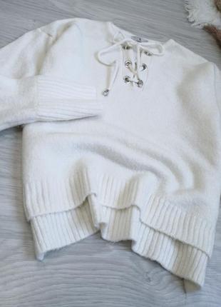 Нежный молочный свитер со шнуровкой переплетами заклепками2 фото
