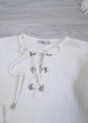 Нежный молочный свитер со шнуровкой переплетами заклепками4 фото