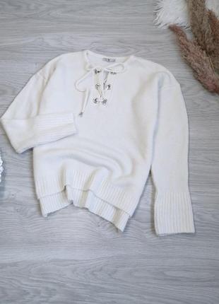 Нежный молочный свитер со шнуровкой переплетами заклепками6 фото