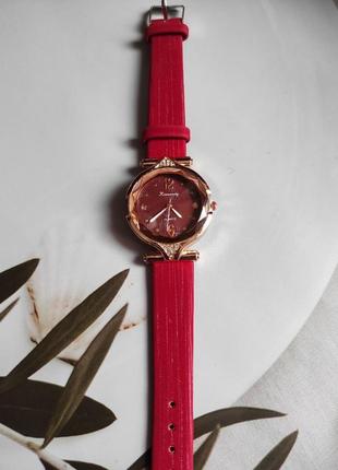 Гарний і стильний жіночий годинник