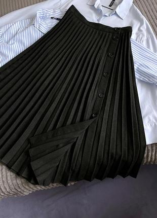 Трикотажна плісерована спідниця сіра графітова чорна з розрізом7 фото