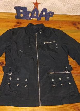 Стильна чорна курточка з заклепками1 фото
