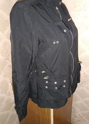 Стильна чорна курточка з заклепками6 фото