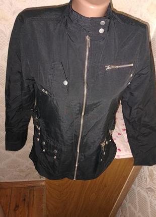 Стильна чорна курточка з заклепками5 фото