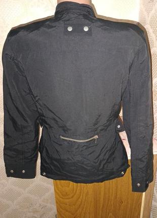 Стильная черная курточка с заклепками7 фото