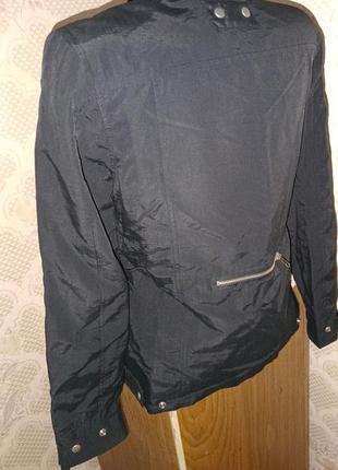 Стильная черная курточка с заклепками8 фото